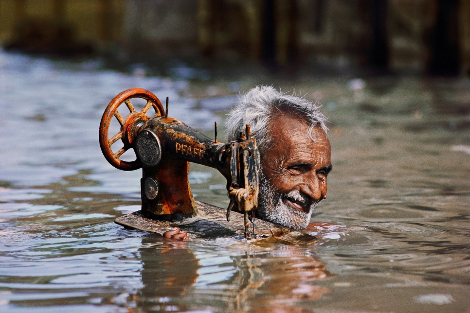 Портной несет швейную машинку в сезон дождей – Порбандар, Гуджарат
