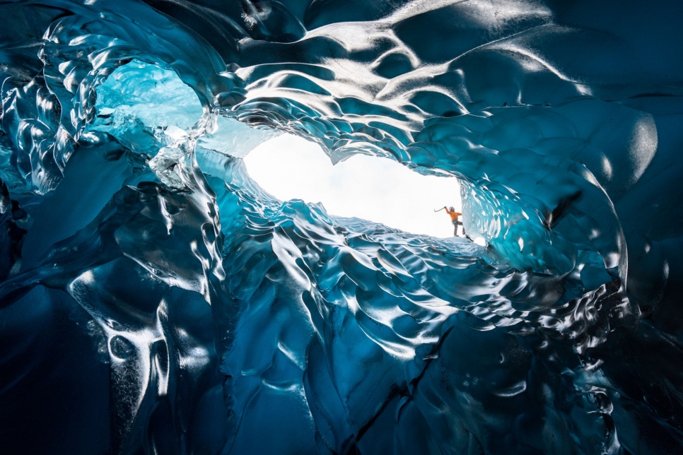 Взгляд изнутри пещеры. Вверху карабкающийся по леднику проводник Эйнар Сигурдссон.