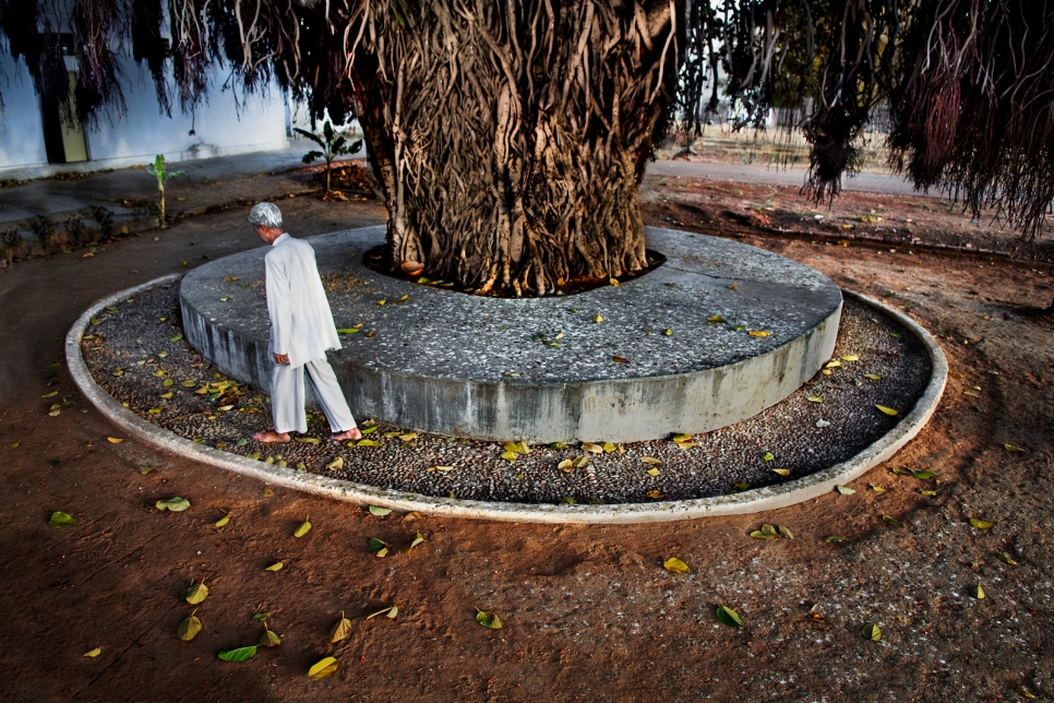 Мужчина практикует акупрессуру, прохаживаясь по гравию – Джайпур, Раджастан