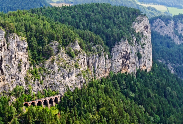 Короткий, но невероятно живописный маршрут на поезде Semmering Bahn, Австрия