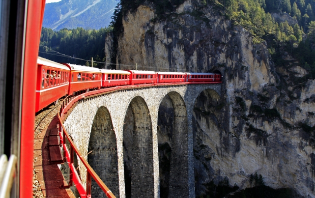 Потрясающий железнодорожный маршрут на поезде Bernina Express, Швейцария