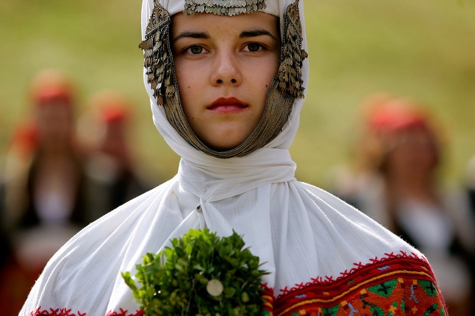 Традиционный наряд невесты в горах Родопы, Болгария.