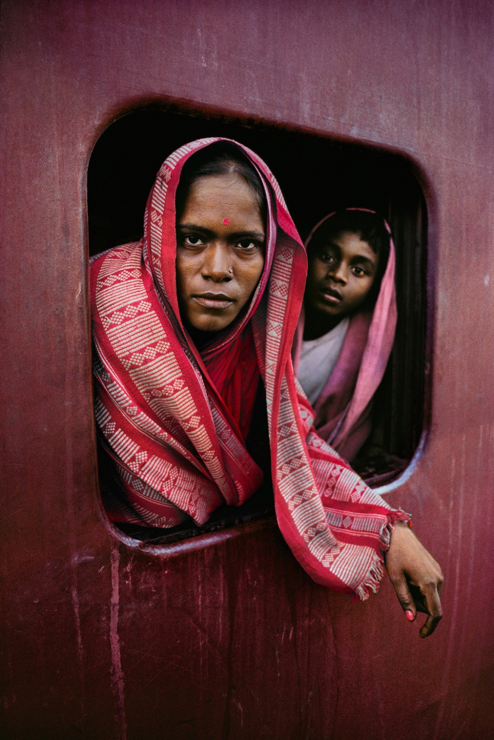 Женщина с ребенком в почтовом поезде на пути в Калькутту – Западная Бенгалия