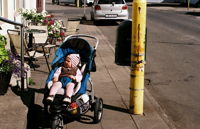 В Швейцарии это обычная практика – оставлять ребенка в коляске у входа в магазин или кафе