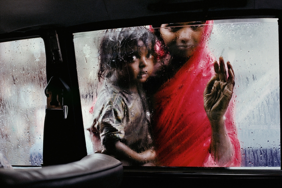 Мать с ребенком в окне автомобиля – Мумбаи, Махараштра