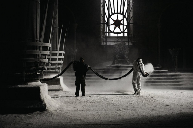 Члены съемочной команды посыпают тронный зал искусственный снегом для 10 эпизода второго сезона.