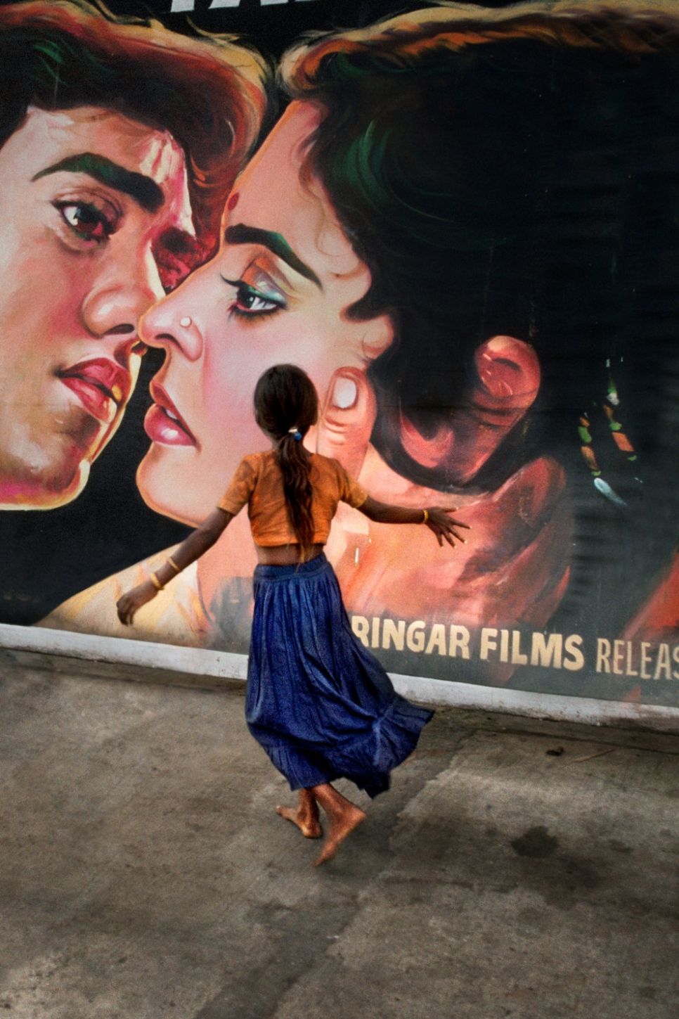 Девочка бежит к кинопостеру – Мумбаи, Махараштра