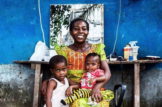 29-летняя мать с детьми: трех лет и шести месяцев, в семейной парикмахерской, которой заведует ее муж. Фото: @tomsaater / Instagram
