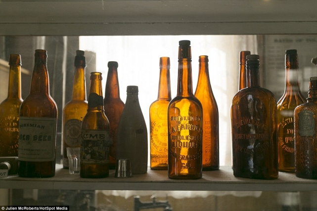 Старые бутылки из под пива, виски и ликеров бережно хранят вкус времен