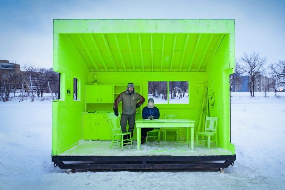 Открытая хижина для обогрева (Hygge House Warming Hut) в городе Виннепег, Канада. Хижины построены вдоль самого длинного в мире натурального катка на замерзсших реках Рэд и Ассинбойн. Помогают людям не замерзнуть в пути. Фото: 00 Paul Turang