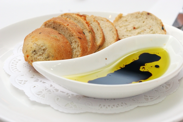 Ложка бальзамического уксуса в оливковом масле со свежим багетом – отличная закуска