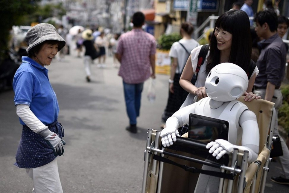 Робот общаться. Робот Пеппер. Робот помощник на улице. Японский робот Pepper. (Гуманоид Пеппер Бельгии в 2015 г..